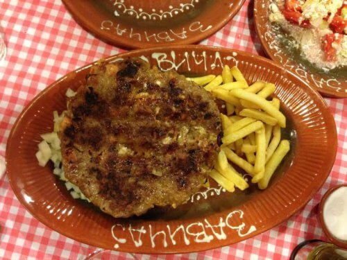 Darf auf keinem Grillteller fehlen: Pljeskavica Pljeskavica